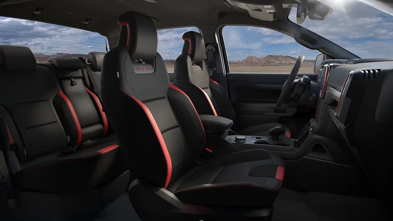 La nueva Ranger Raptor cuenta con detalles en rojo. 