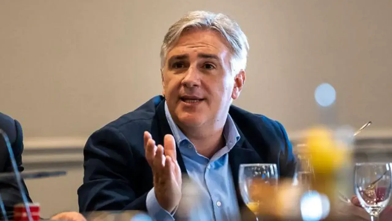 El gobernador cordobés, Martín Llaryora, no descartó que deba emitir una moneda provincial si no se llega a un acuerdo por la transferencia de fondos