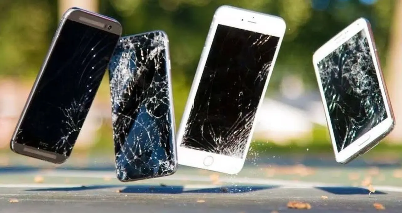 La mejor forma de proteger los bordes y la cámara de un celular es con una buena funda.