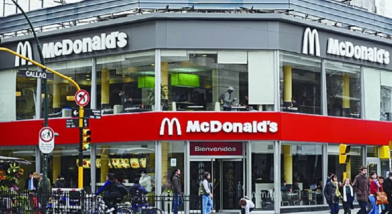 Los trabajadores de cadenas de comida rápida vienen de recibir un aumento de sueldo del 34%.