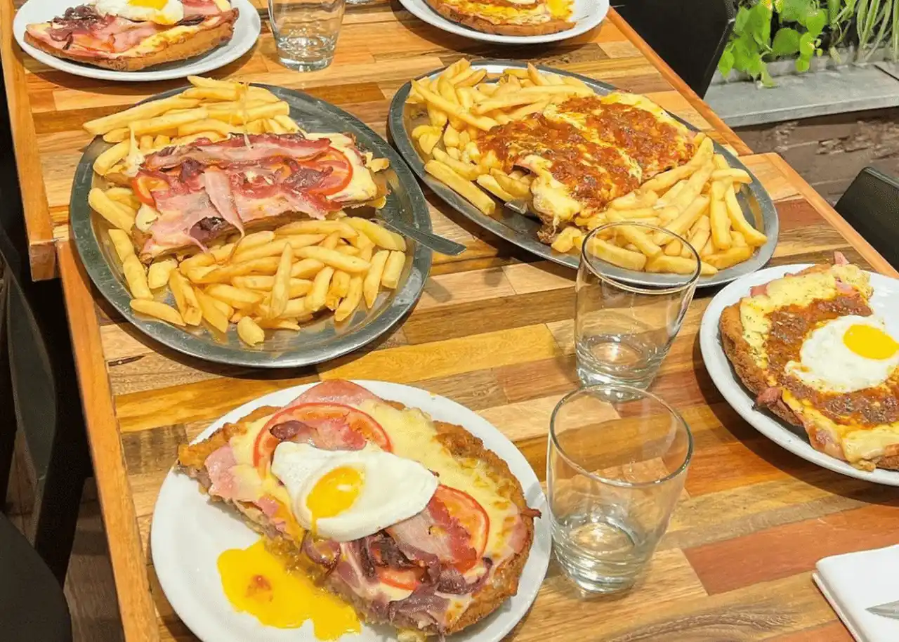 30 bodegones de Buenos Aires ofrecen combos de milanesas con papas fritas por $7.900