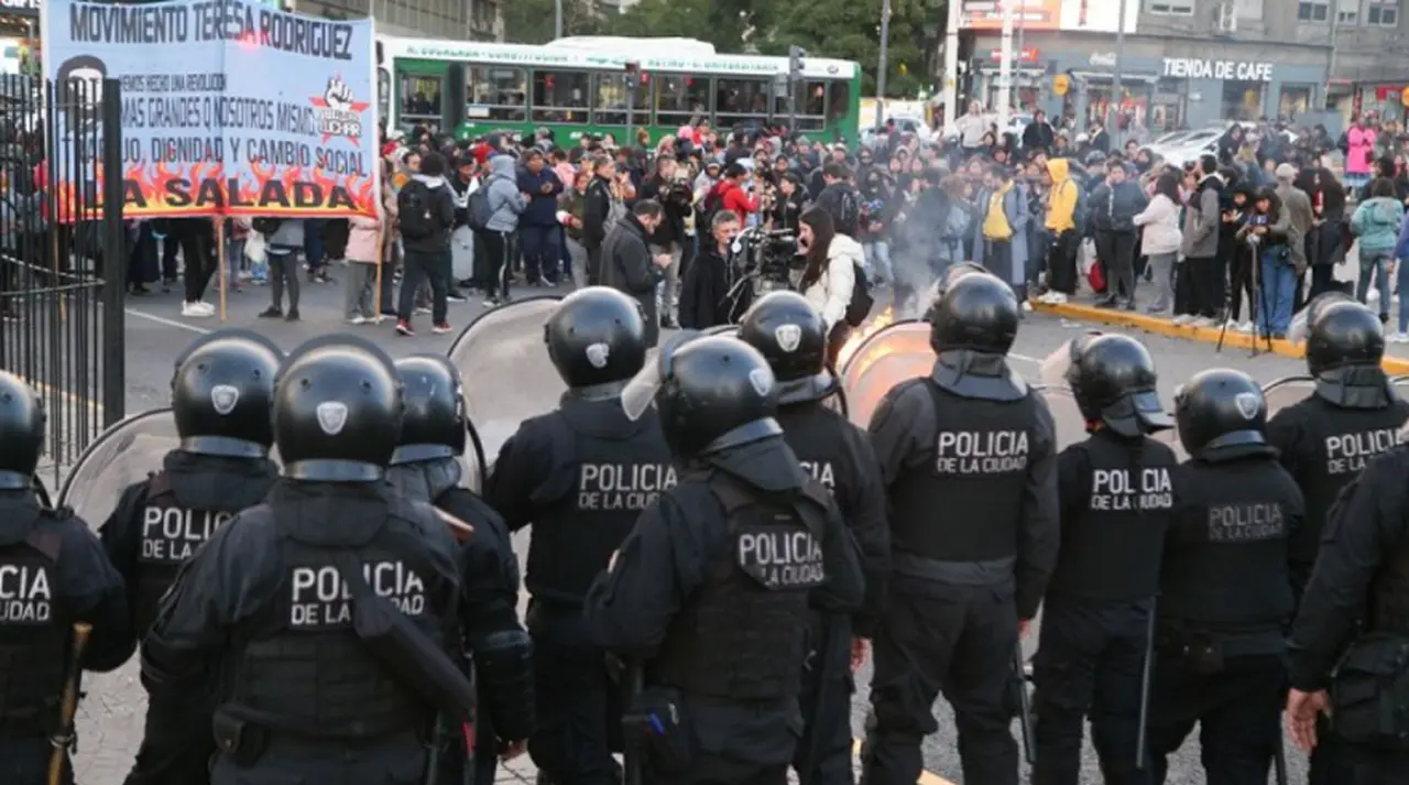 La Policía de la Ciudad, antes del ataque a los manifestantes.
