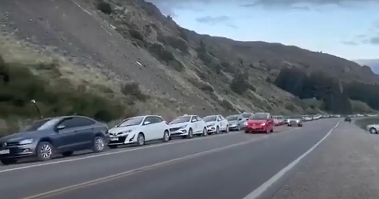 Por falta de combustible, en algunas ciudades hacen hasta cinco horas de fila para cargar nafta