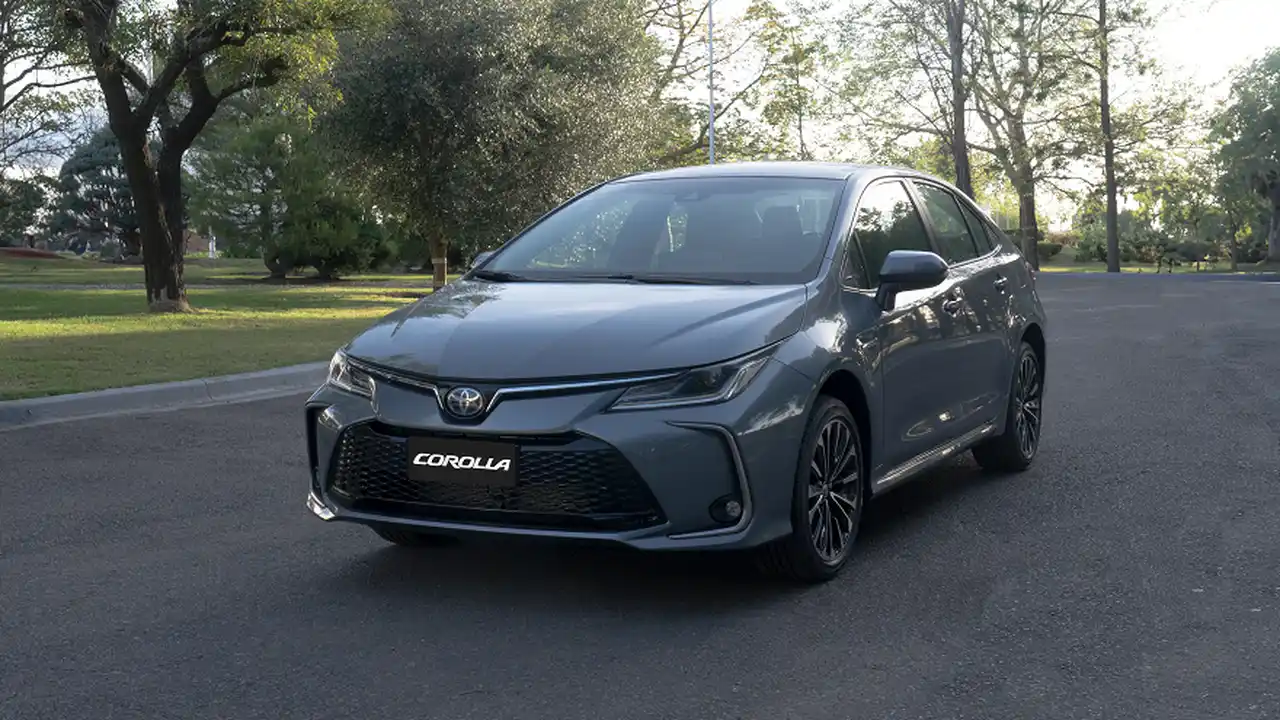 El nuevo Corolla cambia la parrilla y adopta nuevos rasgos.