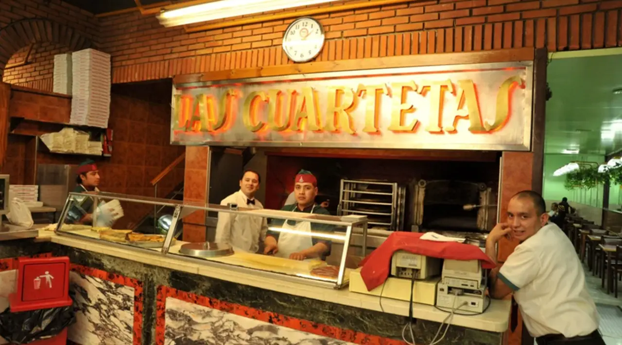 Un empleado de máxima categoría en pizzería Las Cuartetas