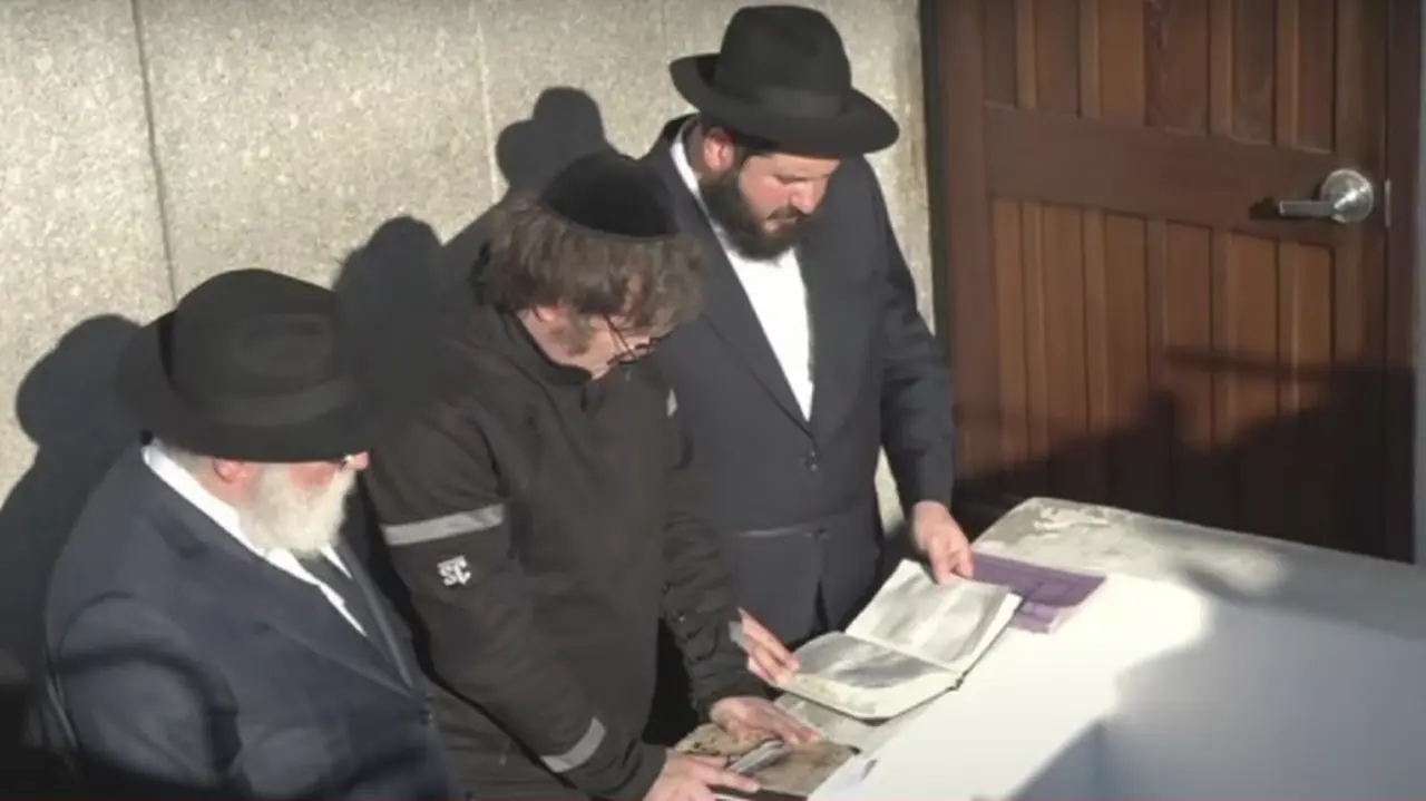 Javier Milei visitó la tumba del rebe Lubavitch en su primer viaje como presidente a los Estados Unidos