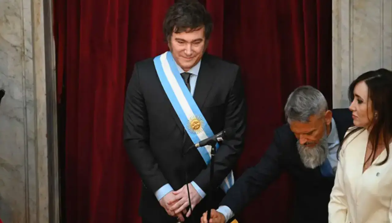 Javier Milei recibió la banda y el bastón presidencial