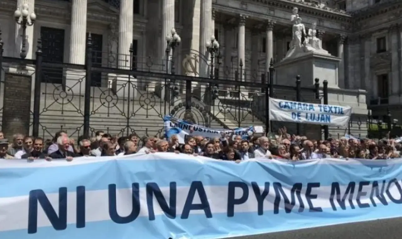 ara las Pymes, principalmente industriales, con proveedores que ya han cortado el suministro de los insumos por desconfianza, significa una solución con costos no previstos como la pérdida de transformar los bonos en dólares en el mercado a un valor inferior y la imposibilidad de su traslado a precios.
