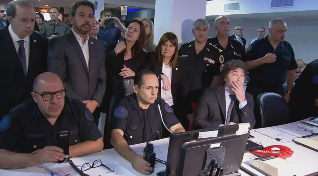 Milei se presentó en el Departamento Central de la Policía para acompañar a Bullrich en el monitoreo