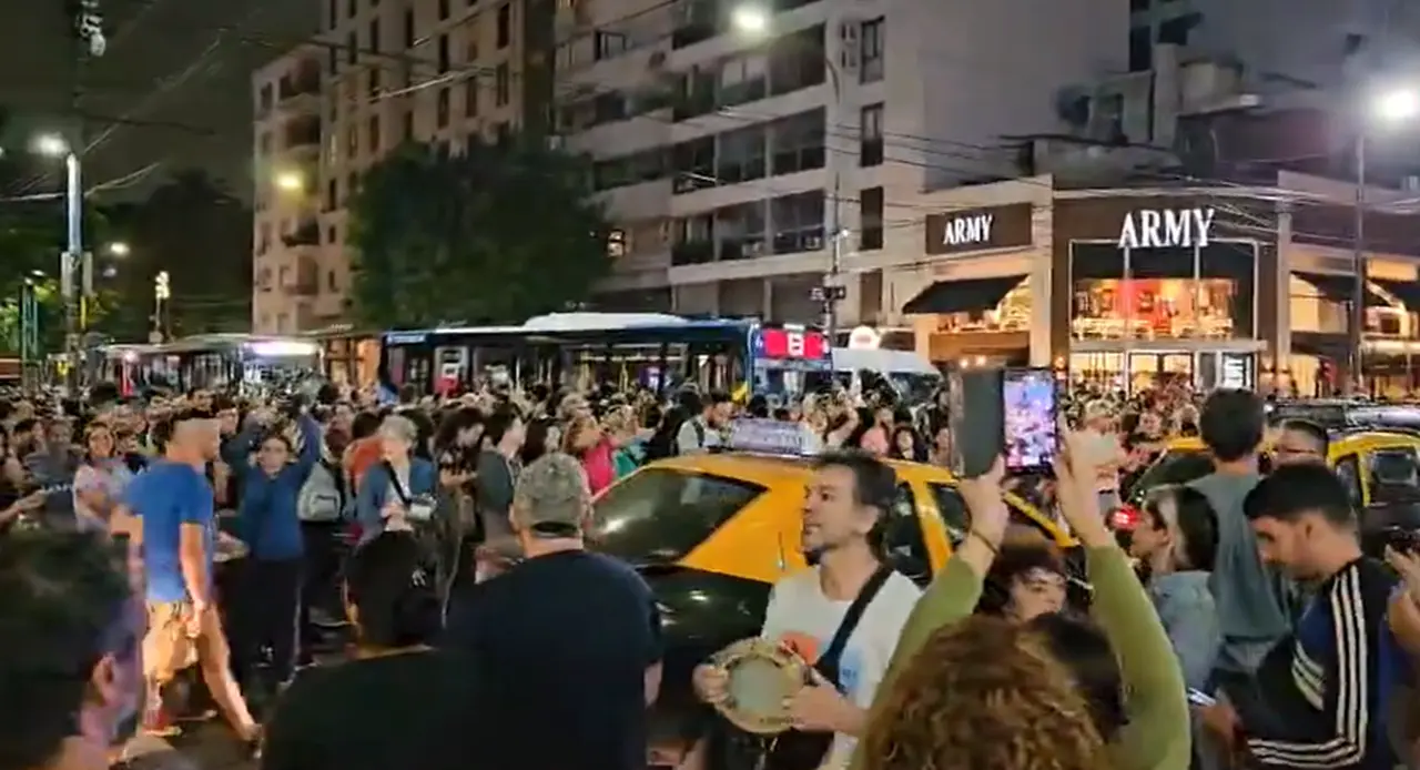 Vecinos concentrados en Caballito: un cacerolazo espontáneo fue la respuesta al controvertido DNU anunciado por Milei