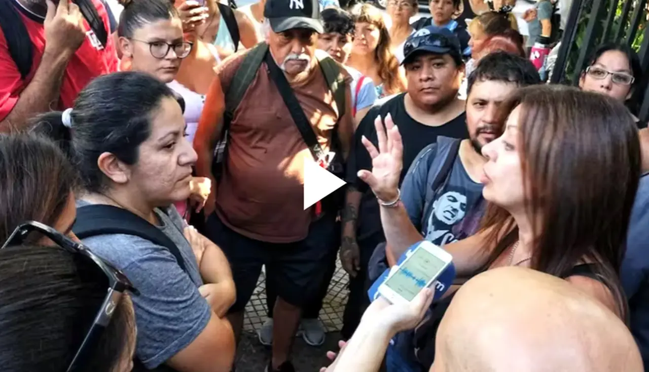Ante el reclamo de manifestantes, la ministra Sandra Pettovello