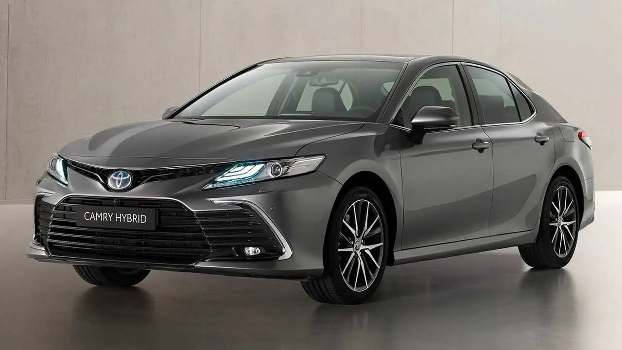 Camry, de una marca masiva como Toyota, pero de alta gama.