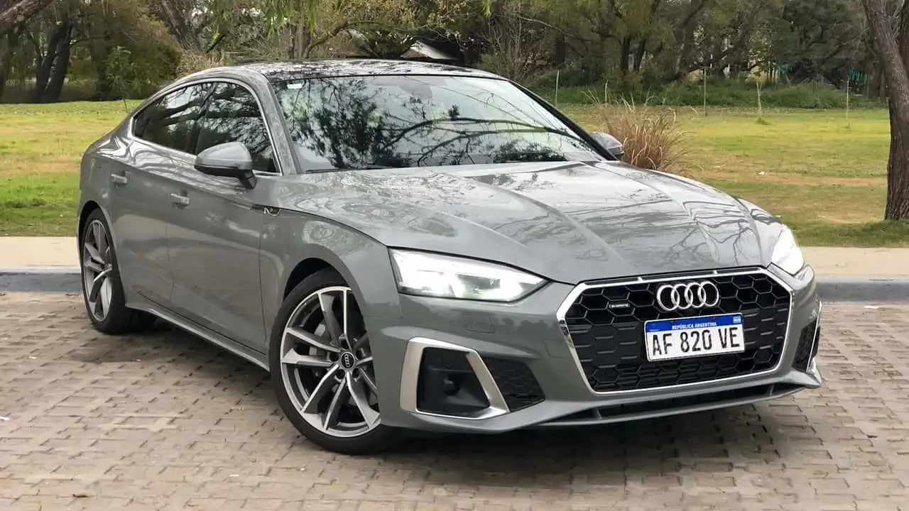 Un Audi A5 de alta gama, junto a otro sindicalista.