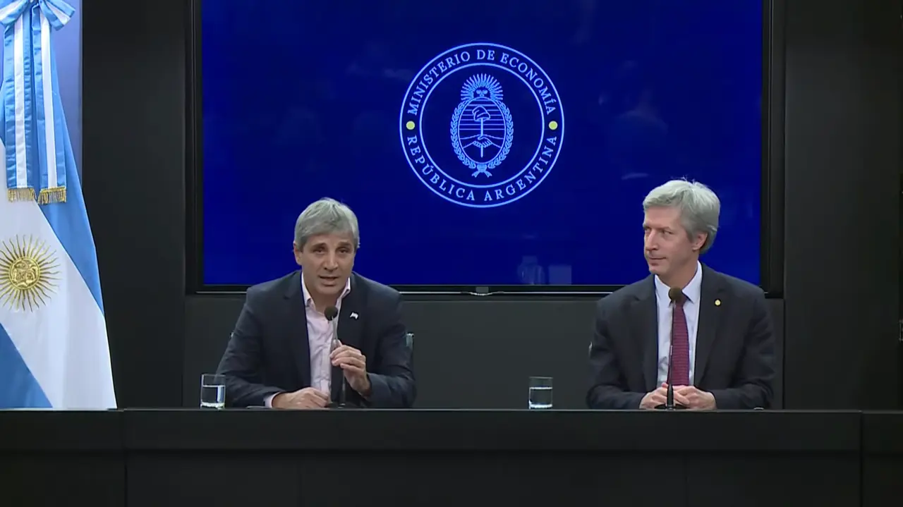 La conferencia de Luis Caputo y Santiago Bausilli