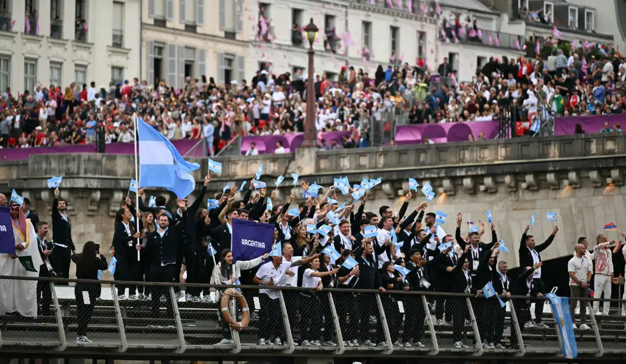 La delegación argentina en su presentación por el río Sena