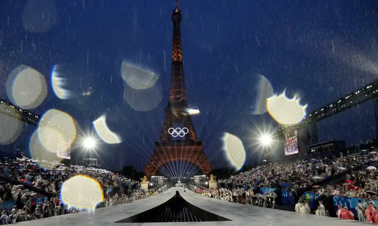 Otra imagen de la Torre Eiffel, durante la apertura