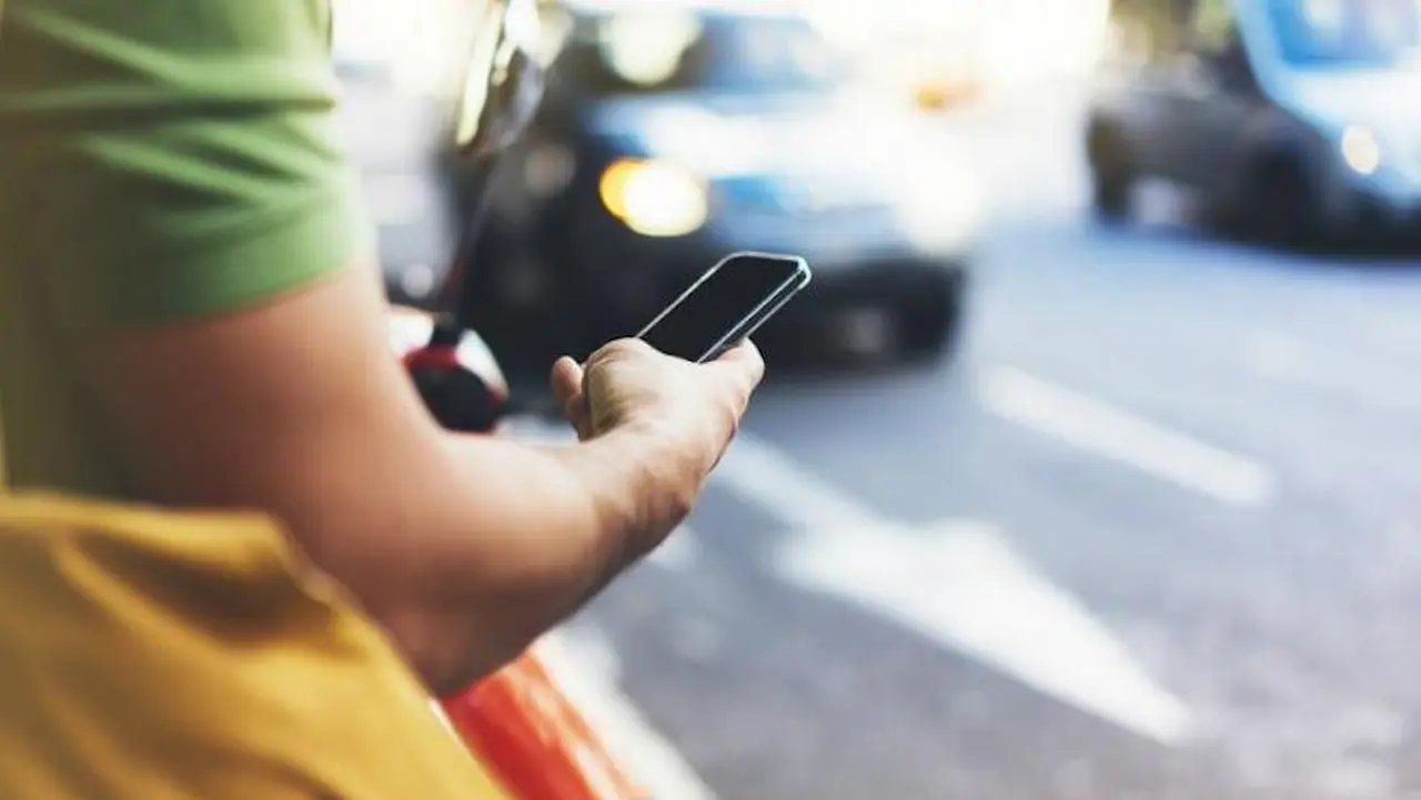 Peatones tecnológicos: el 50% de las personas corre riesgo al cruzar la calle por usar el celular