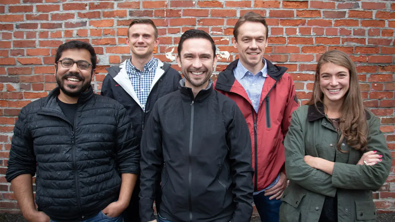 Bobby Figueroa (centro) y el resto del equipo de la firma