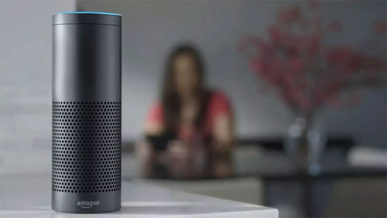 Amazon lanza su parlante inteligente Echo en España