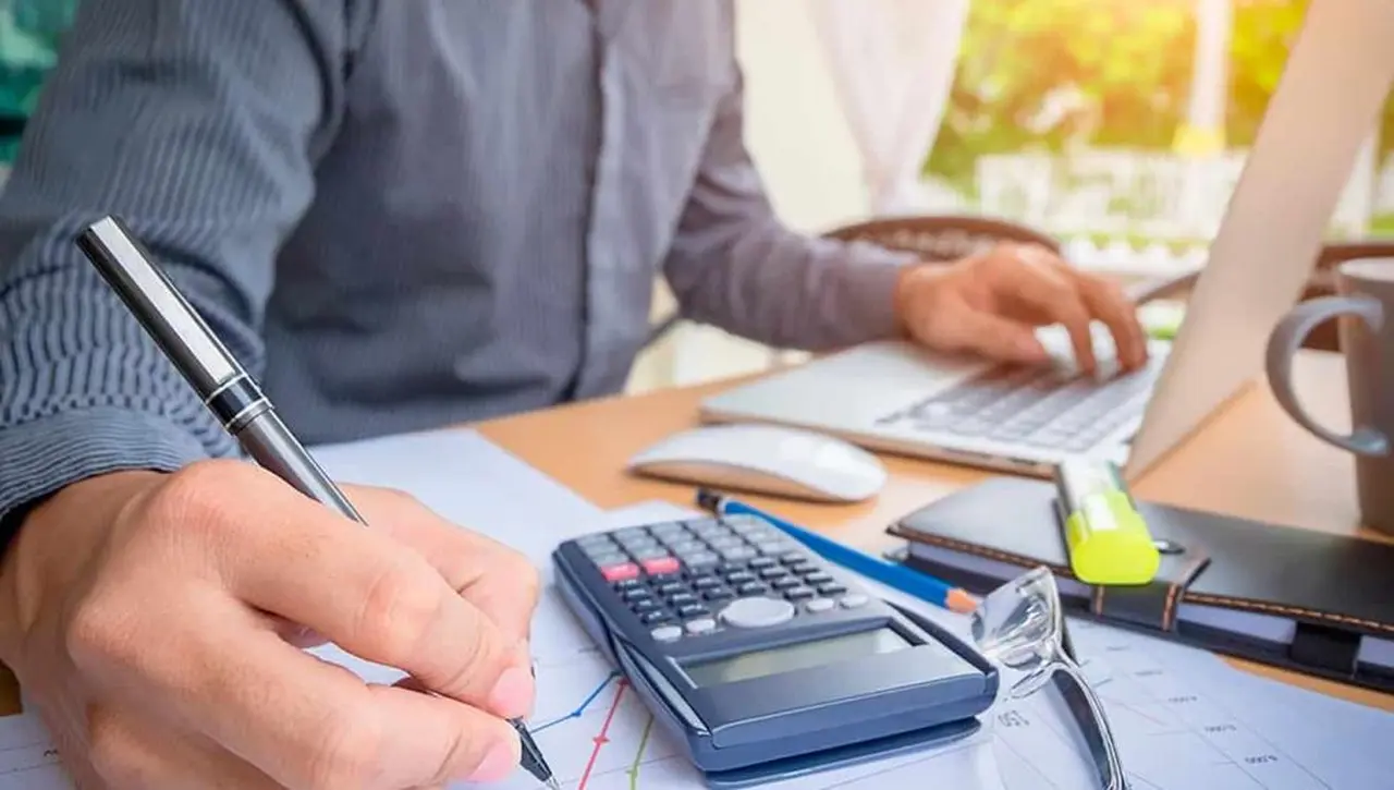 Tiene una década en el mundo de las finanzas y asegura que hay 8 hábitos que "te van haciendo pobre"