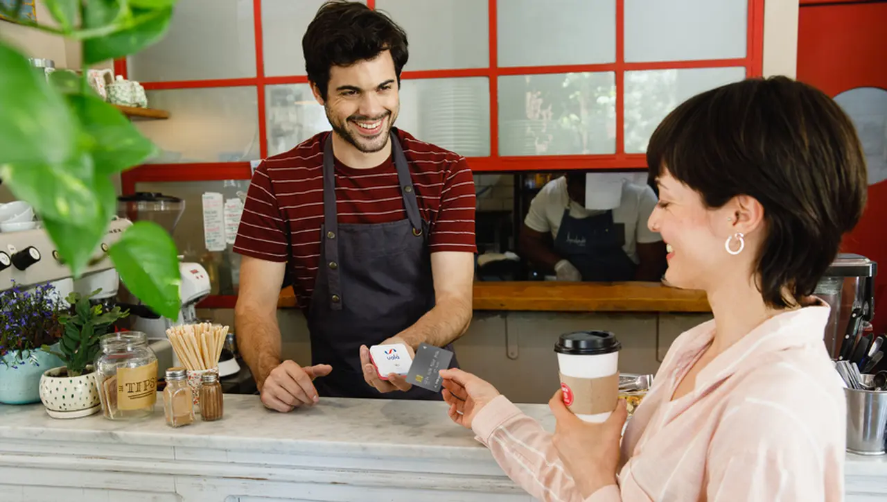 Primero fue la forma de pago, ahora es un negocio más grande: la batalla 2021 entre los bancos y las fintech