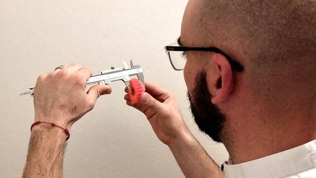 Por trabas a la importación, armó su "fábrica" de repuestos con una impresora 3D y crea piezas a medida