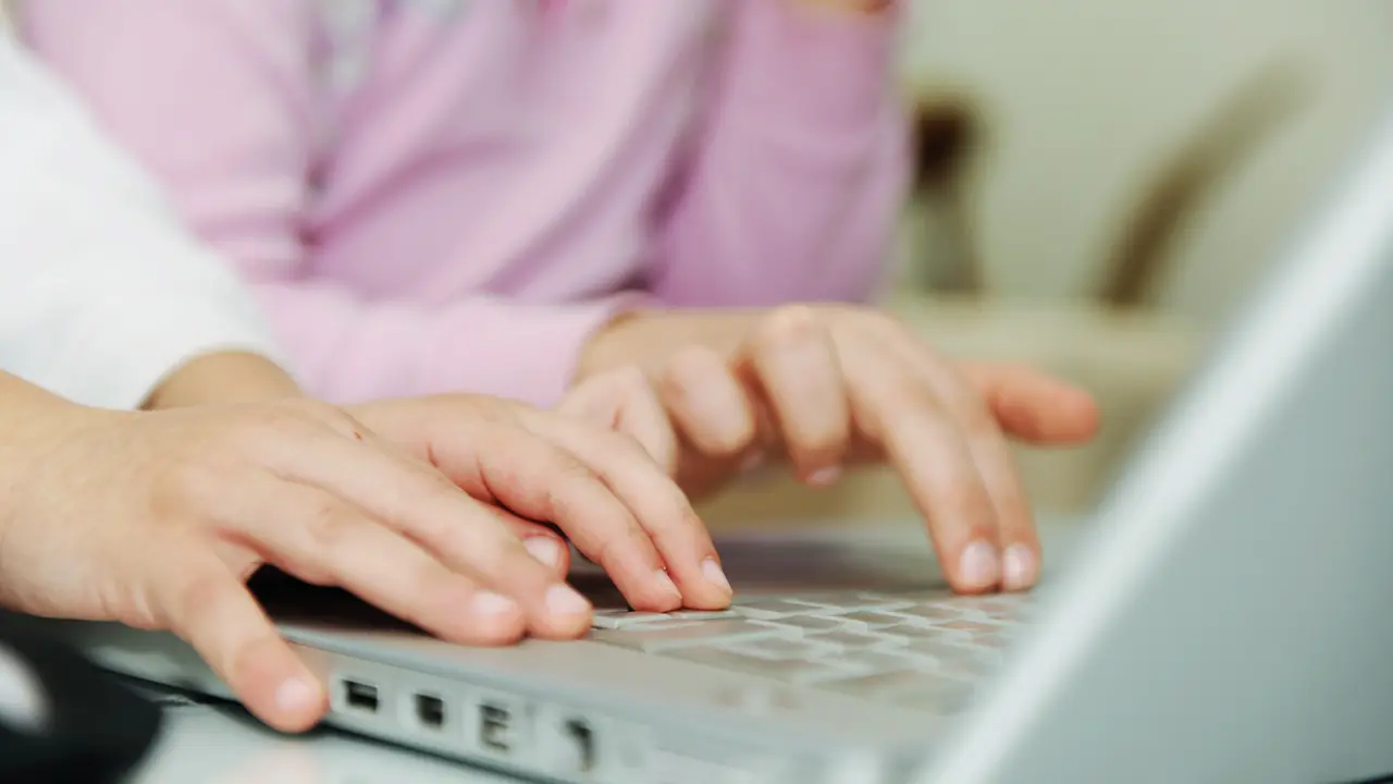 OpenAI lanza herramientas de control parental en su chatbot para menores