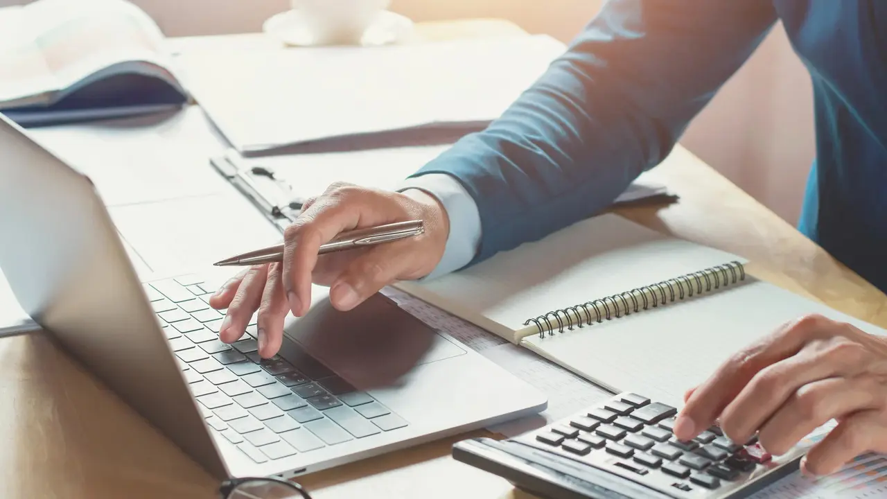 "Borrar el Excel" y anticiparse al dólar y la inflación: gigante tech lanza herramienta para empresas argentinas