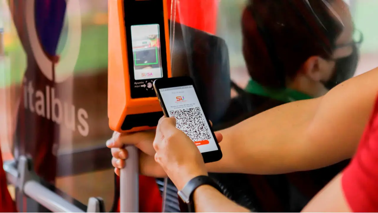 La guerra del QR en el transporte suma un nuevo jugador: este banco también permite pagos en el subte desde su app