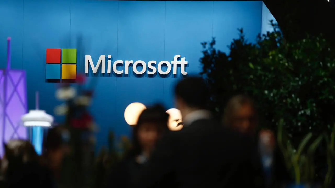 Malestar por una polémica decisión de Microsoft: exige a empleados el retorno a oficinas desde 2026