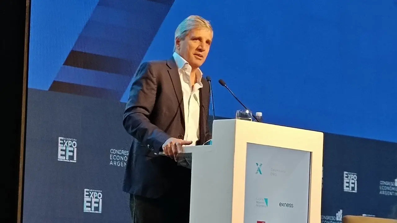 "No nos vamos a mover un ápice del plan económico": aseguró en una conferencia Luis Caputo