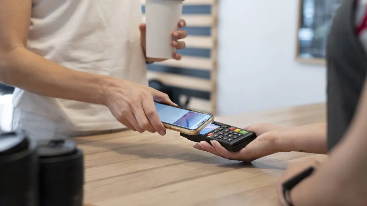 Cómo ahorrar 300.000 pesos en casi todos los rubros con billetera virtual y tarjeta de varios bancos