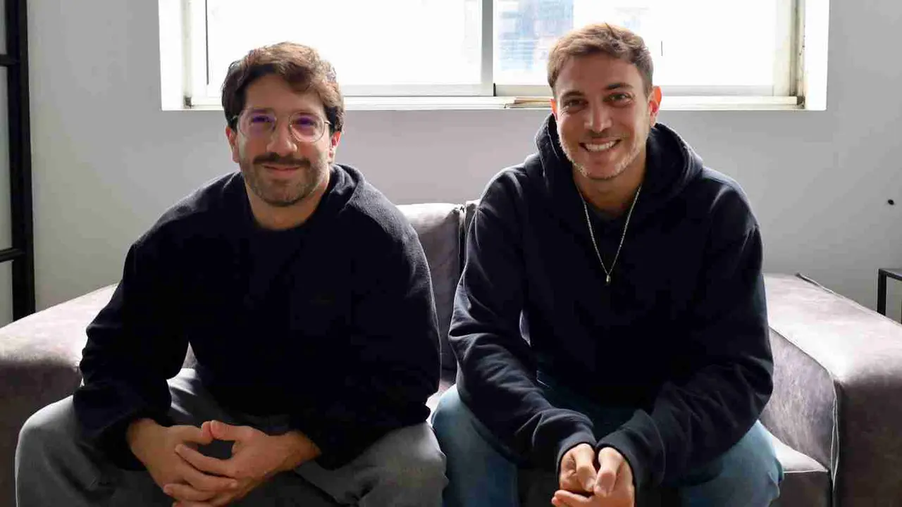 Jóvenes argentinos crearon un agente de IA que ayuda a las PyMEs y ya factura USD 300 mil al año