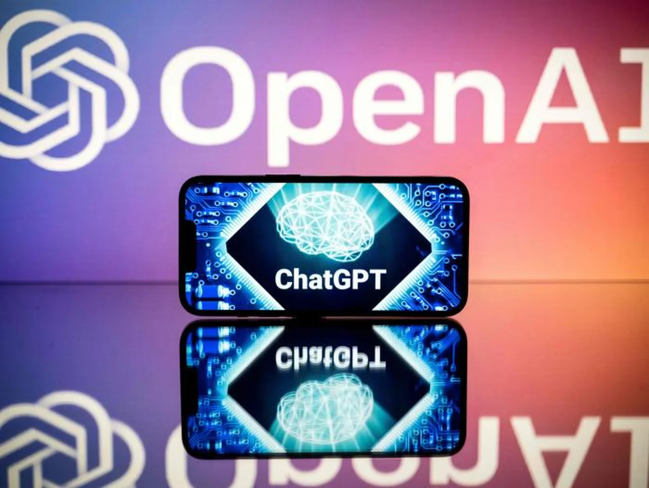 Duro golpe para la inteligencia artificial: este gigante tecnológico la prohibió entre sus trabajadores