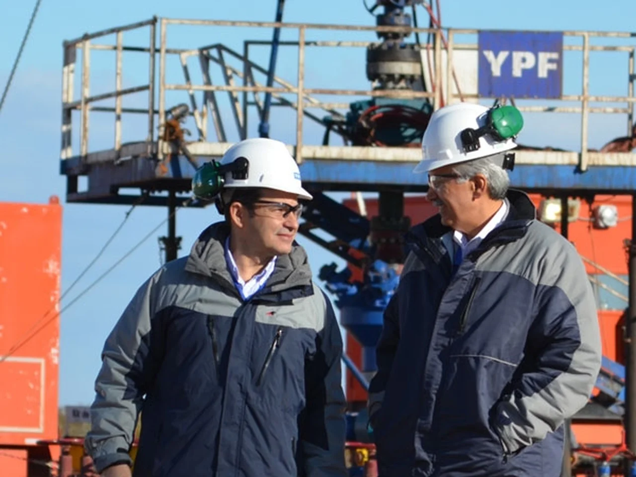 Chevron e YPF firmaron un acuerdo millonario para explotar Vaca Muerta