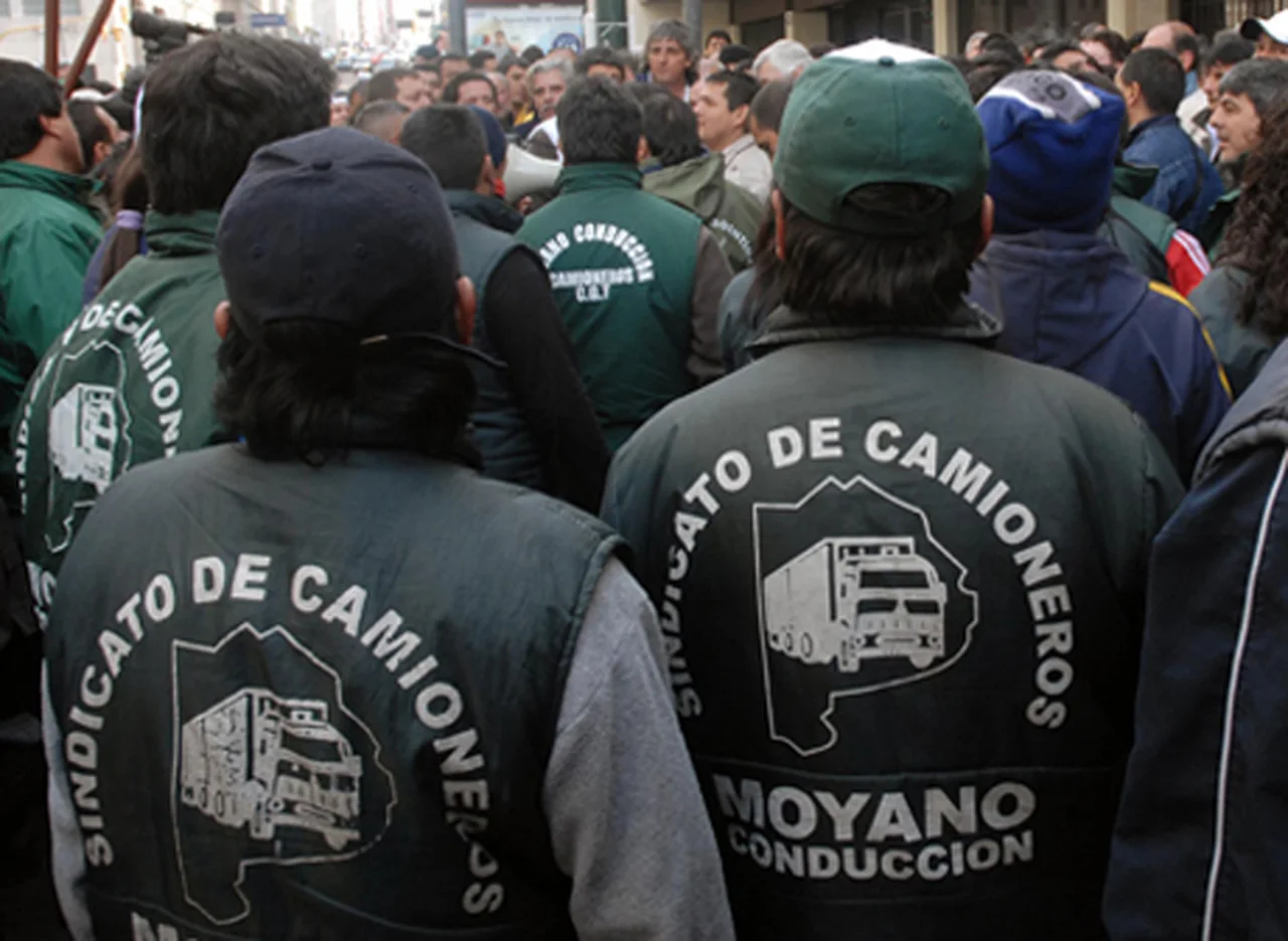 Camioneros le hacen un paro a Scioli por salarios adeudados de un plan social