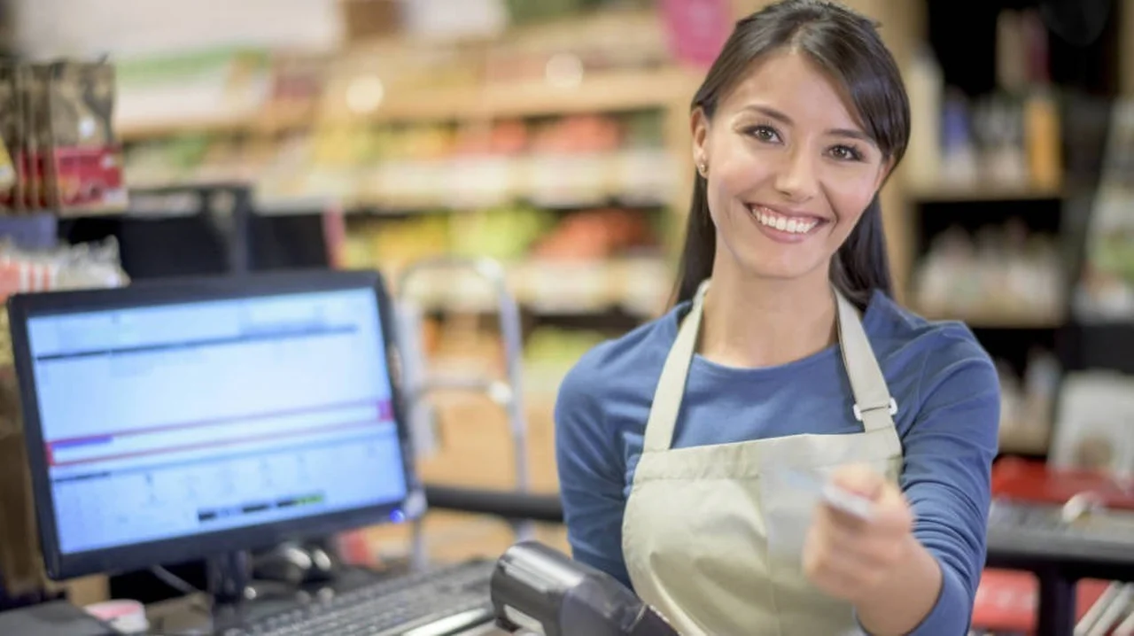 Empleados de Comercio: cuál es el sueldo de un cajero de supermercado en noviembre 2024