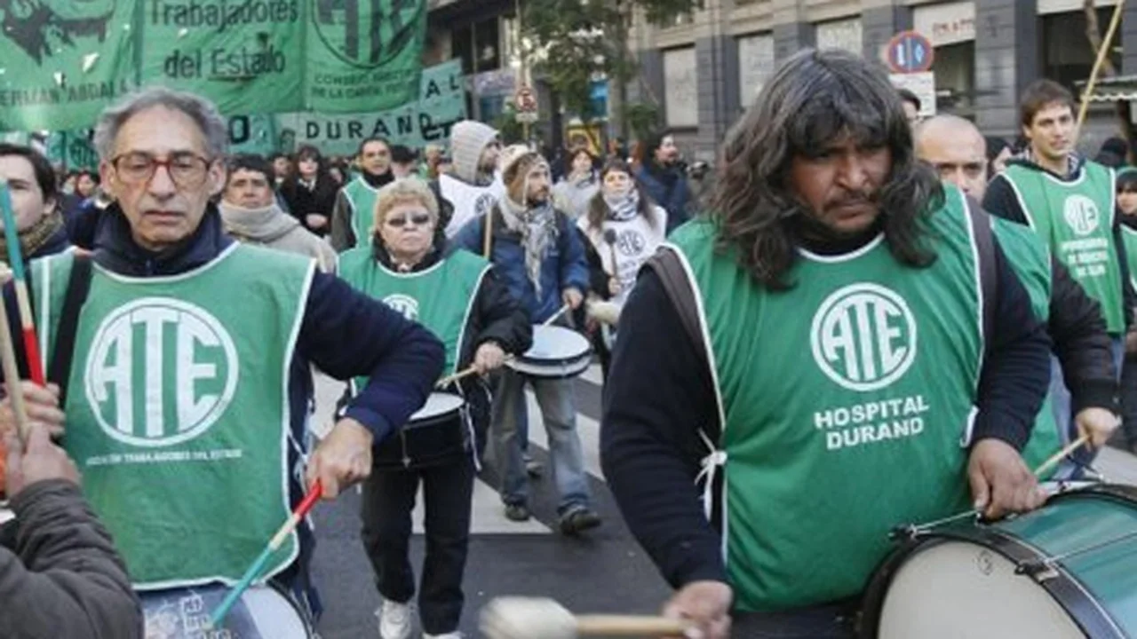 Estatales se movilizarán junto a la CGT contra el DNU y los despidos