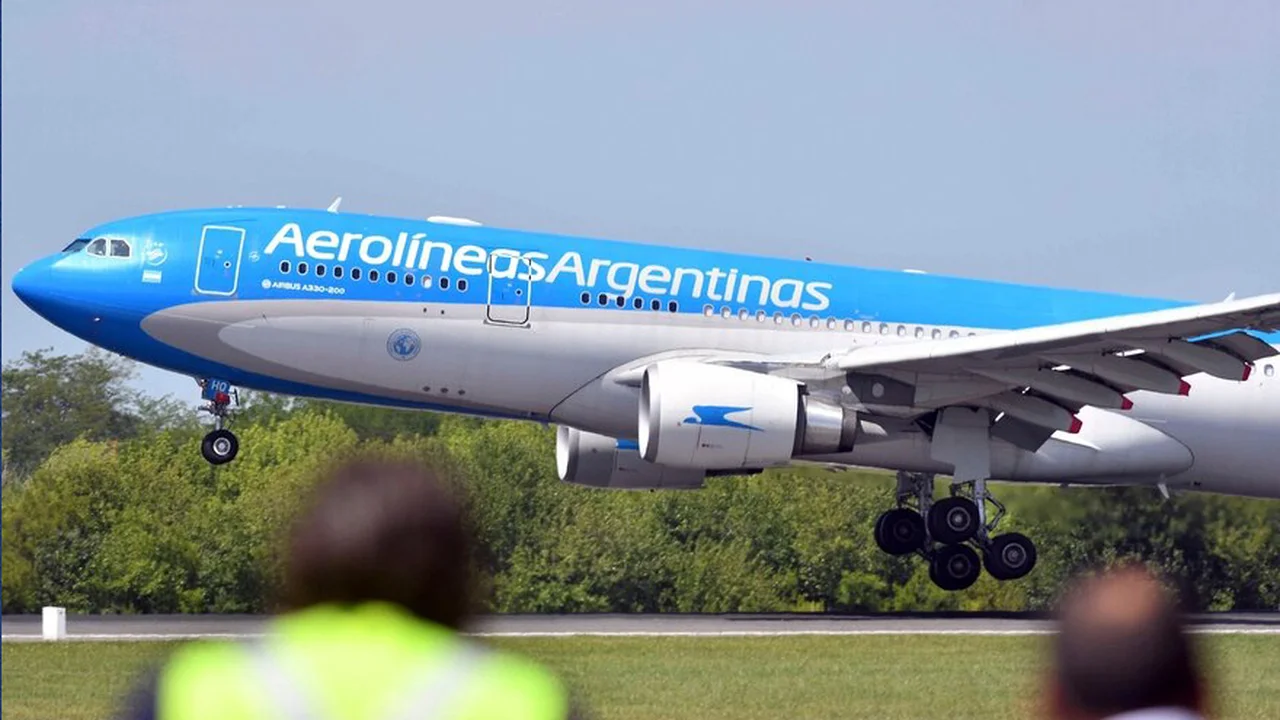 A los gritos e insultos entre dos pilotos y un controlador de Aeroparque en pleno vuelo