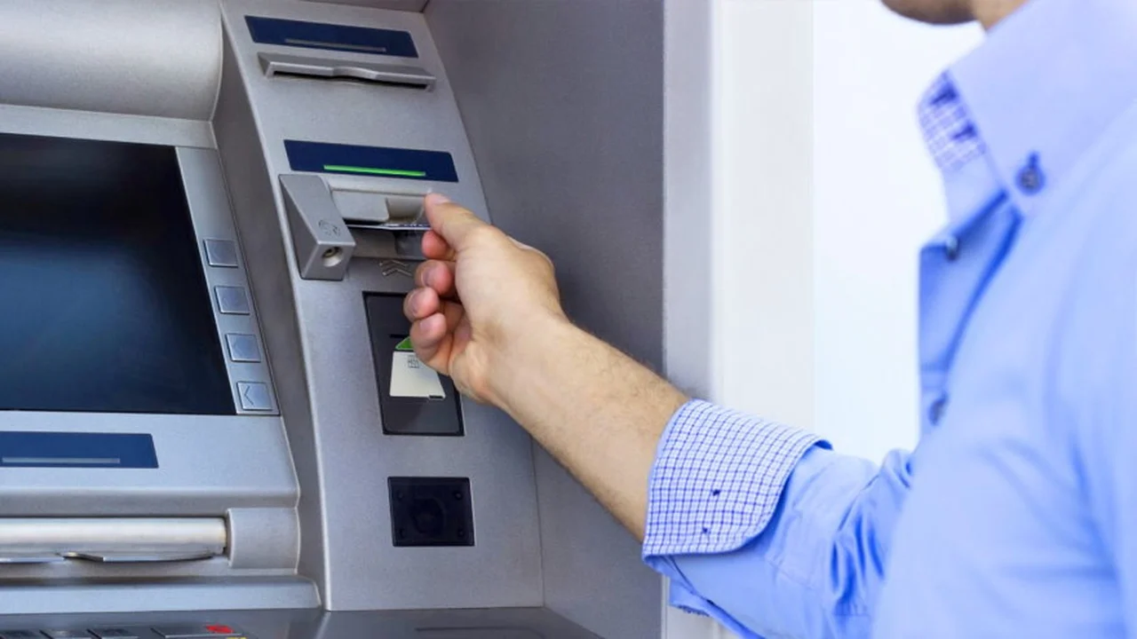 No saques plata de un cajero automático fuera del horario bancario
