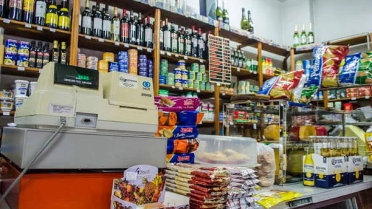 Las ventas en comercios minoristas se desplomaron 28,5% anual en enero, según CAME