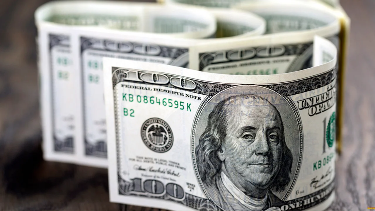 El blue marcó récord de $596 por dolarización de portfolios: ¿cuáles son las chances de Massa de cara a las PASO?
