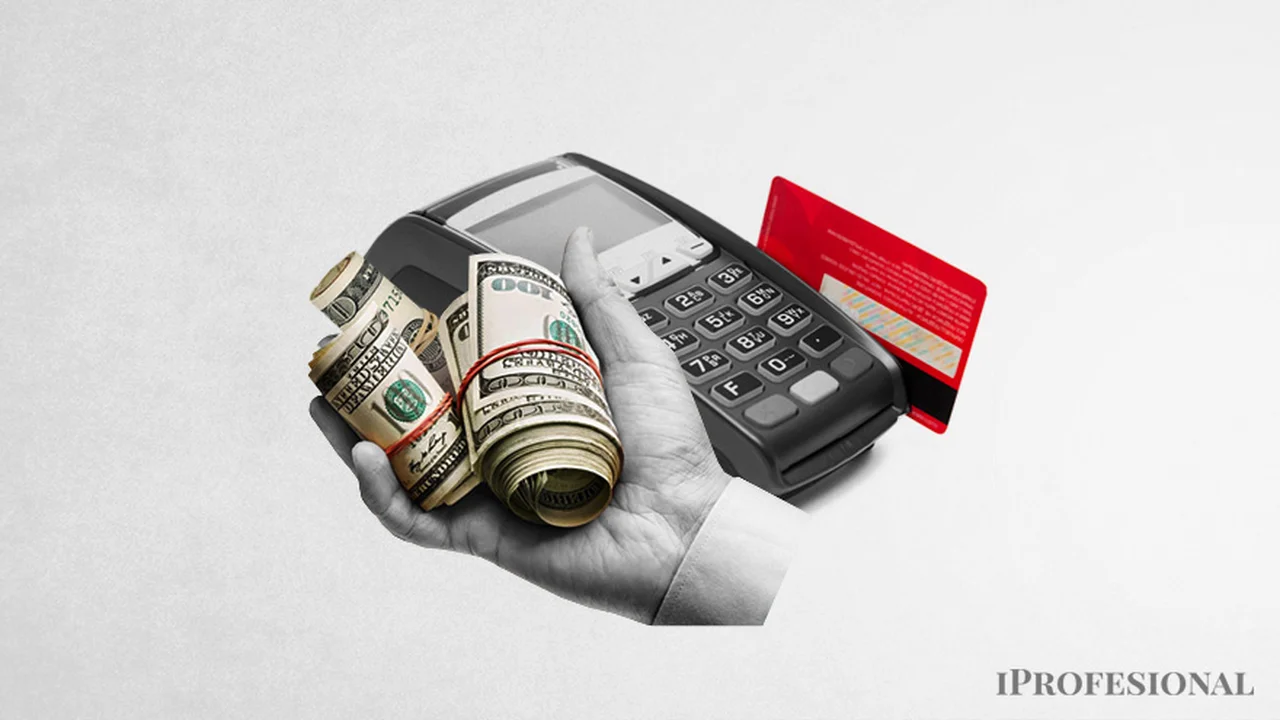 El dólar queda barato y más argentinos viajan y gastan en el exterior: ¿usan tarjeta o sacan los billetes del colchón?
