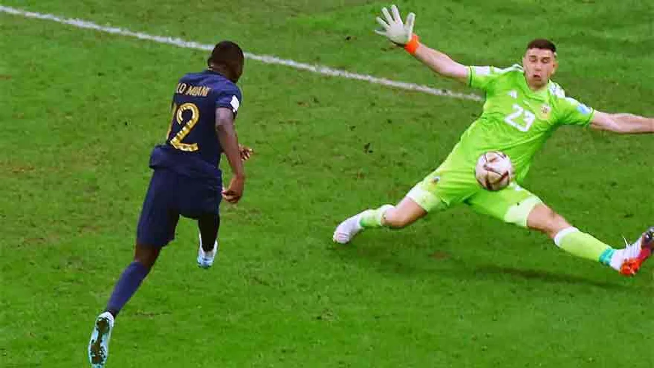 Los goles no se gritan antes: la FIFA compartió un video inédito de la atajada del Dibu Martínez a Kolo Muani