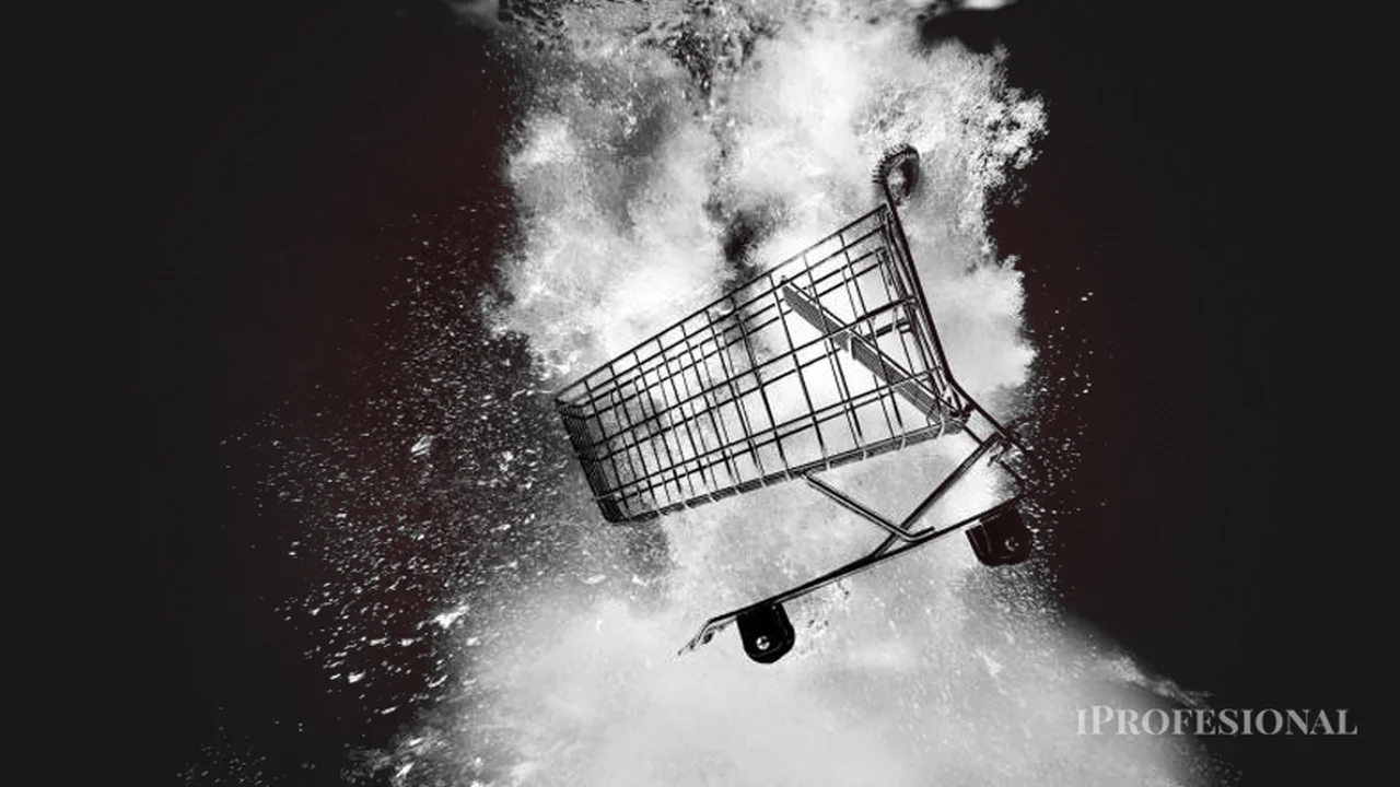 Luces amarillas en el Gobierno: los supermercados sufren un derrumbe de ventas récord