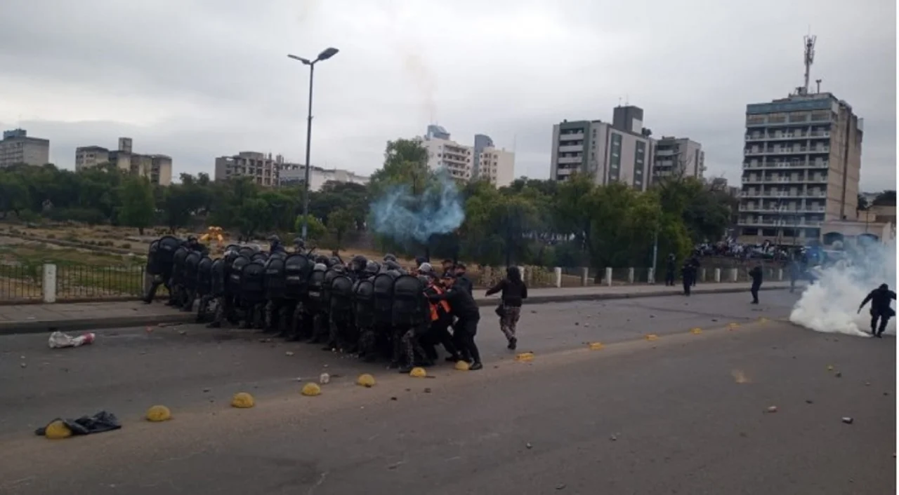Jujuy: manifestantes atacaron la Legislatura y se enfrentaron a la Policía por la reforma Constitucional