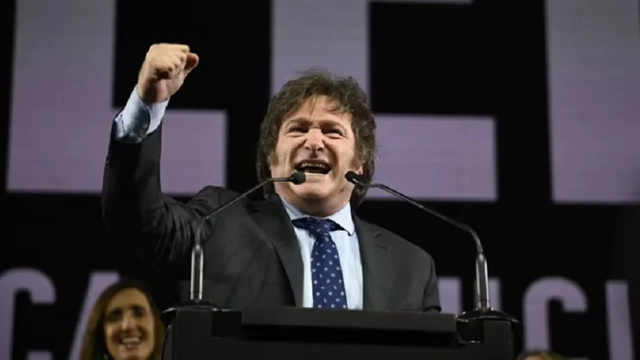 Si Milei llegara al poder, ¿qué medidas podría aplicar por decreto y cuáles deberían pasar por el Congreso?