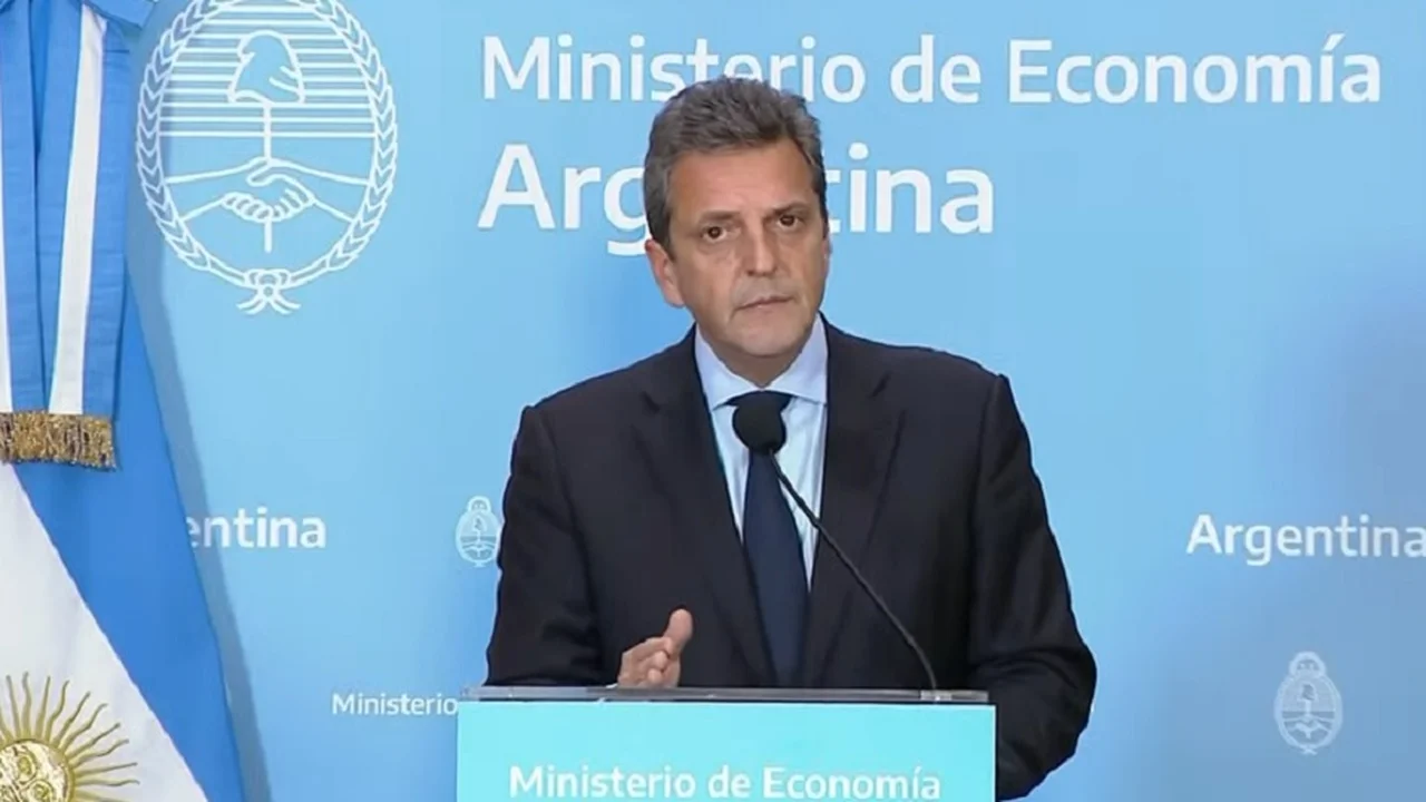 Aumento para jubilados y alivio fiscal: Massa anunció batería de medidas post devaluación