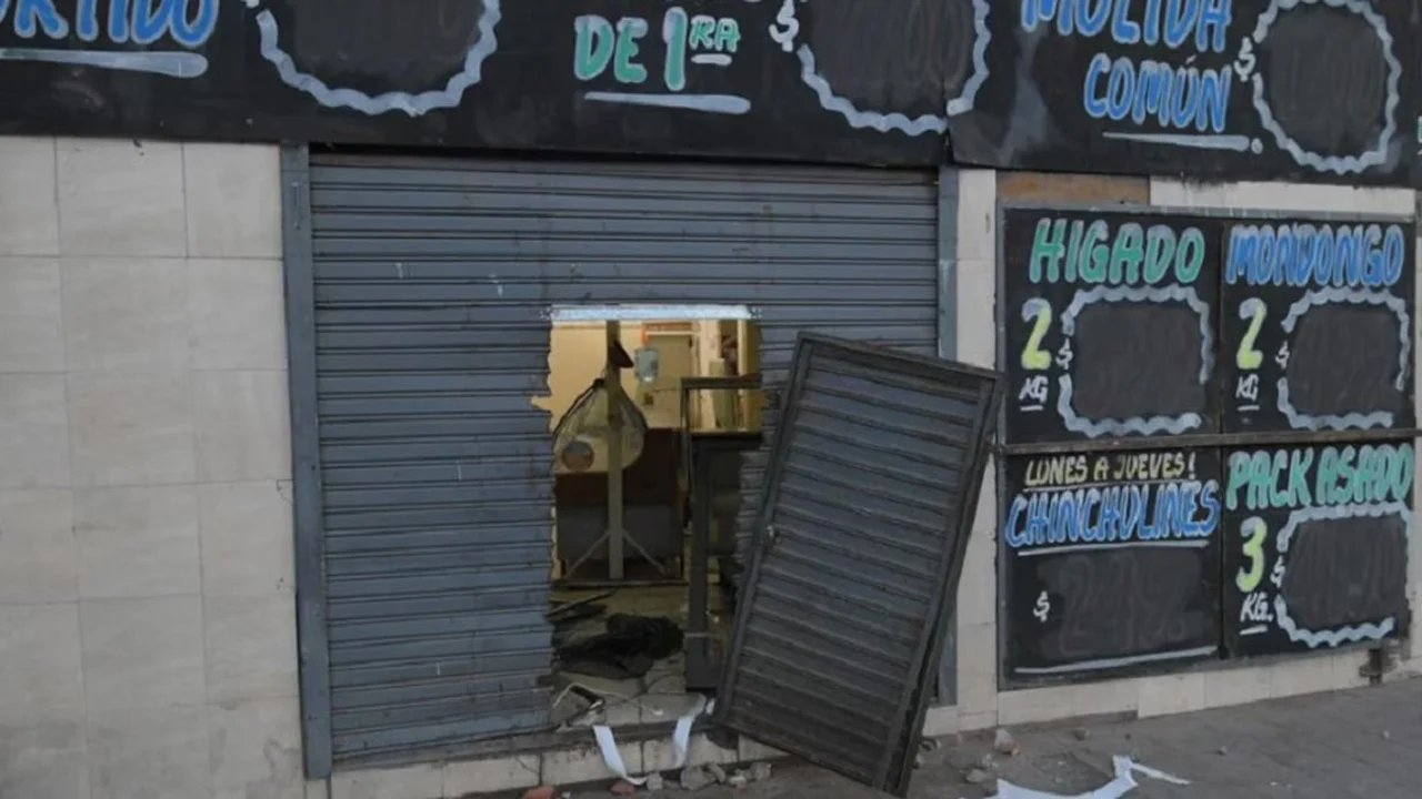 "Tenemos miedo, se llevaron todo": el desolador relato del dueño de un supermercado chino que fue saqueado
