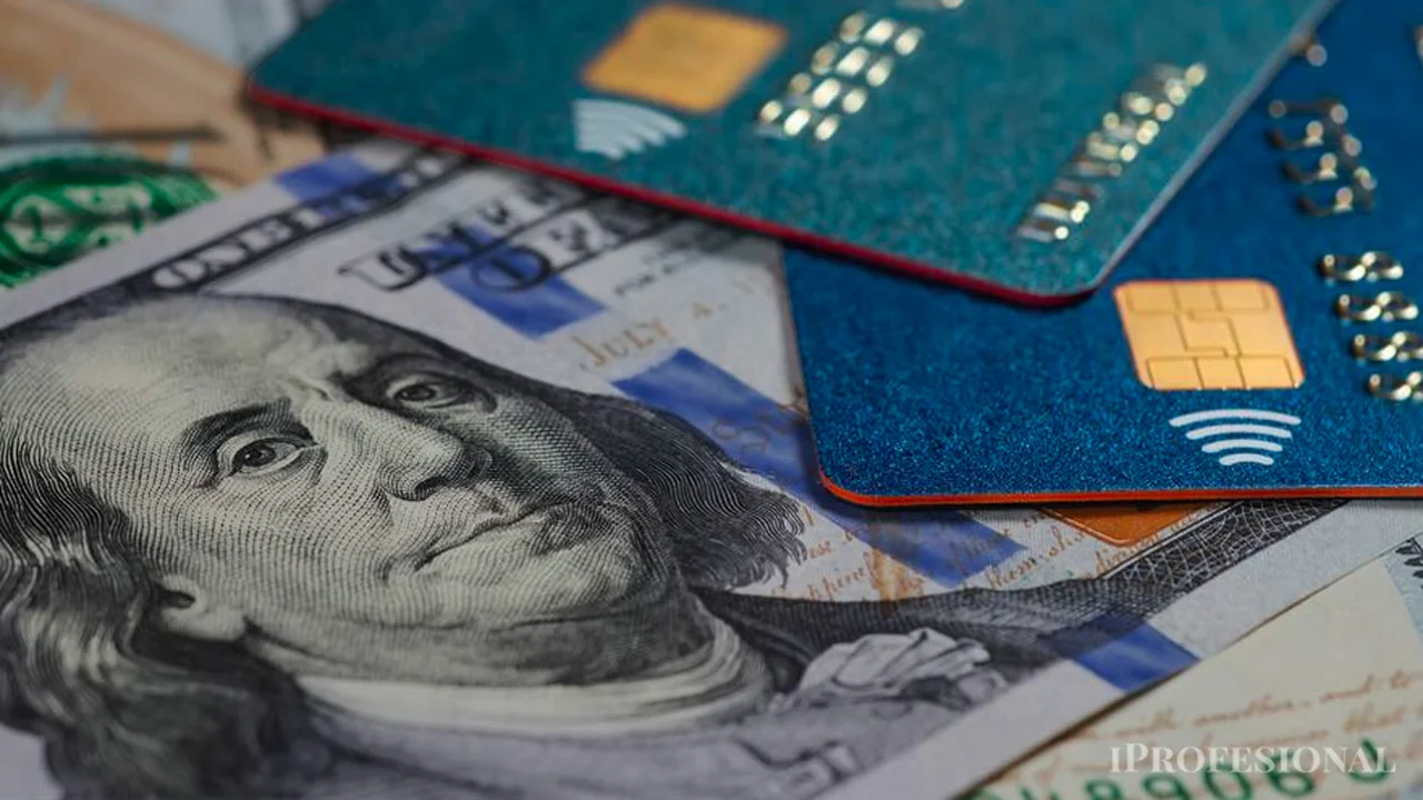 Percepciones en Ganancias y Bienes Personales: el Gobierno sube el dólar tarjeta y el solidario a $950